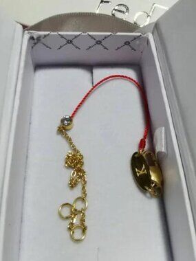 Redline bracelet made of gold